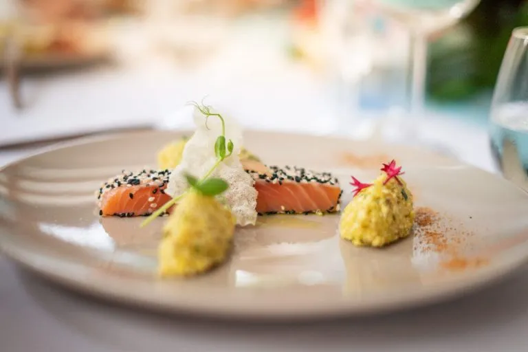Saumon, sésame et condiments dressés à l'assiette