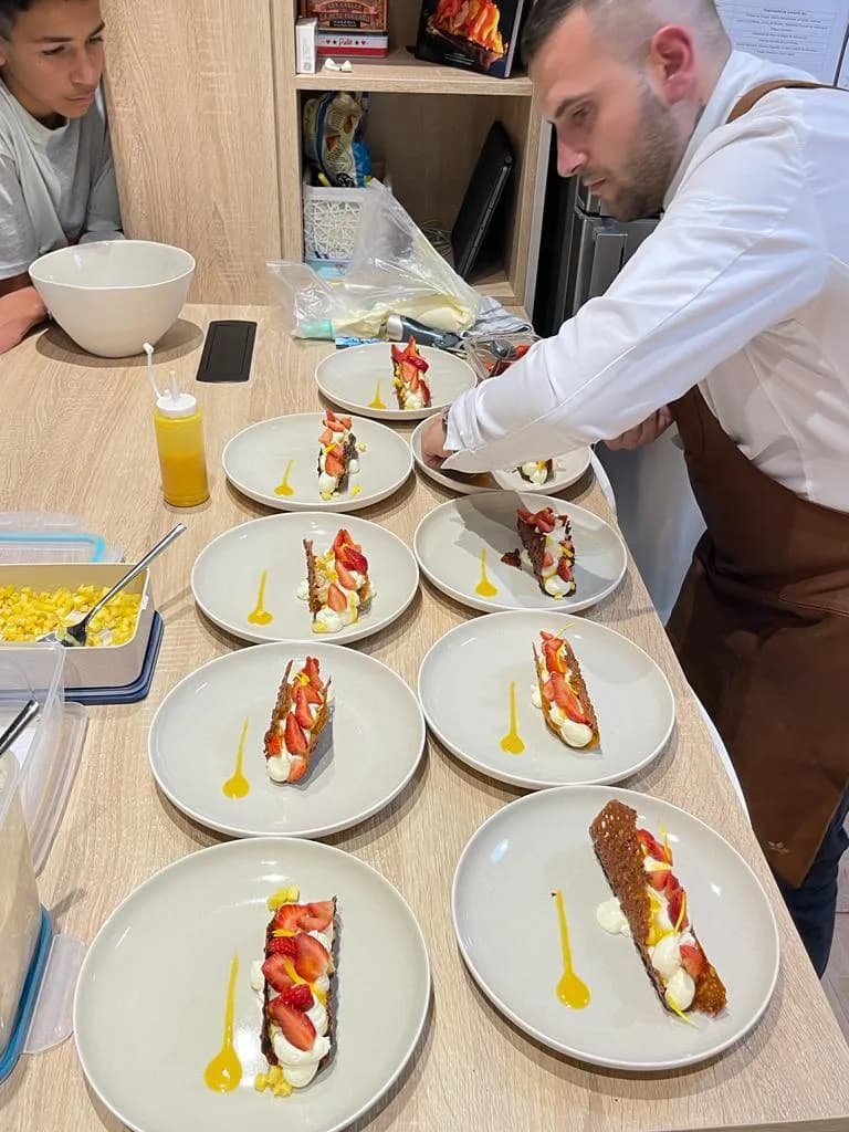 Assiettes en cours de dressage pour un dîner à domicile