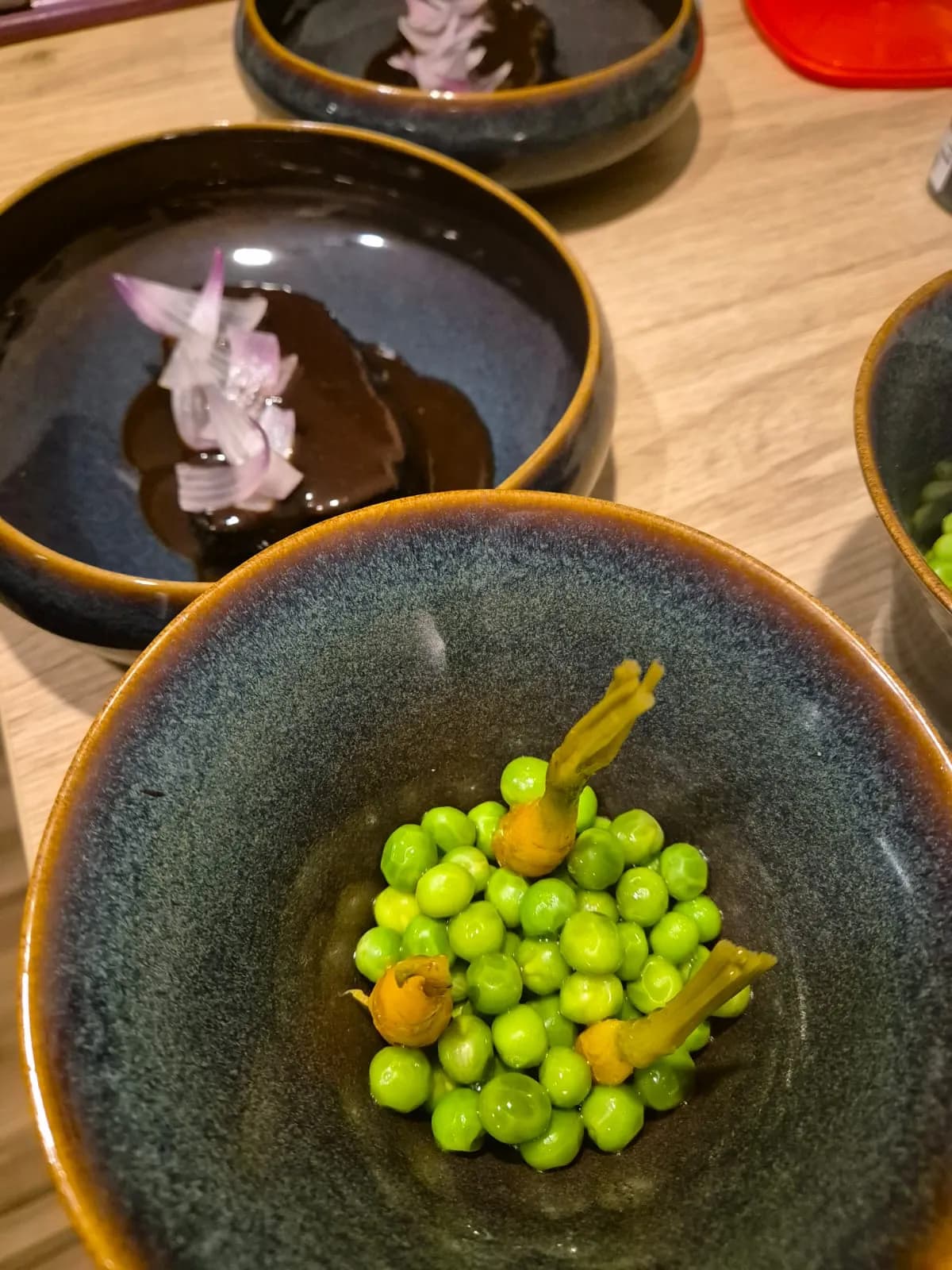 Petits pois frais et fleurs de courgette