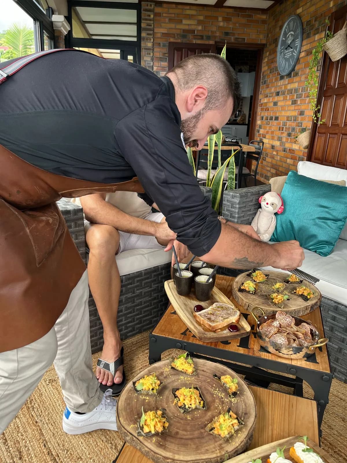 Le Chef présente des plats à partager sur un buffet