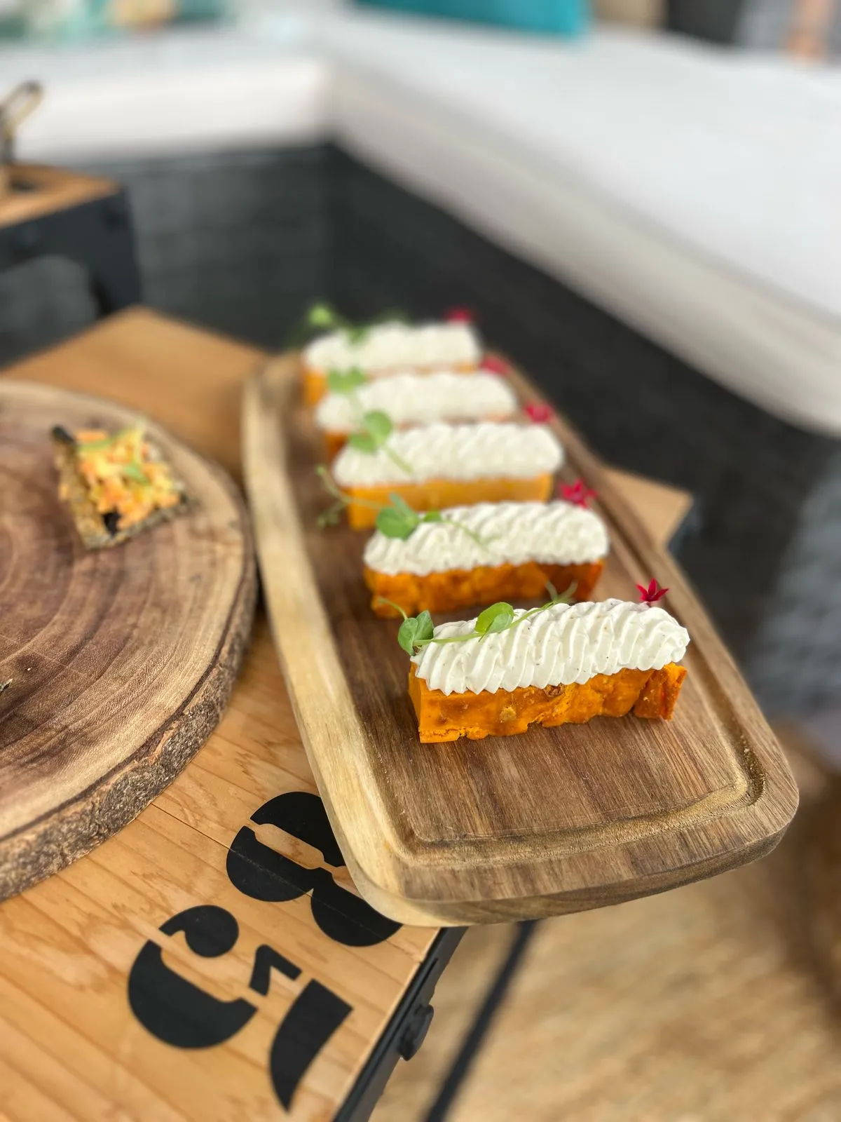 Bouchées sur planche en bois