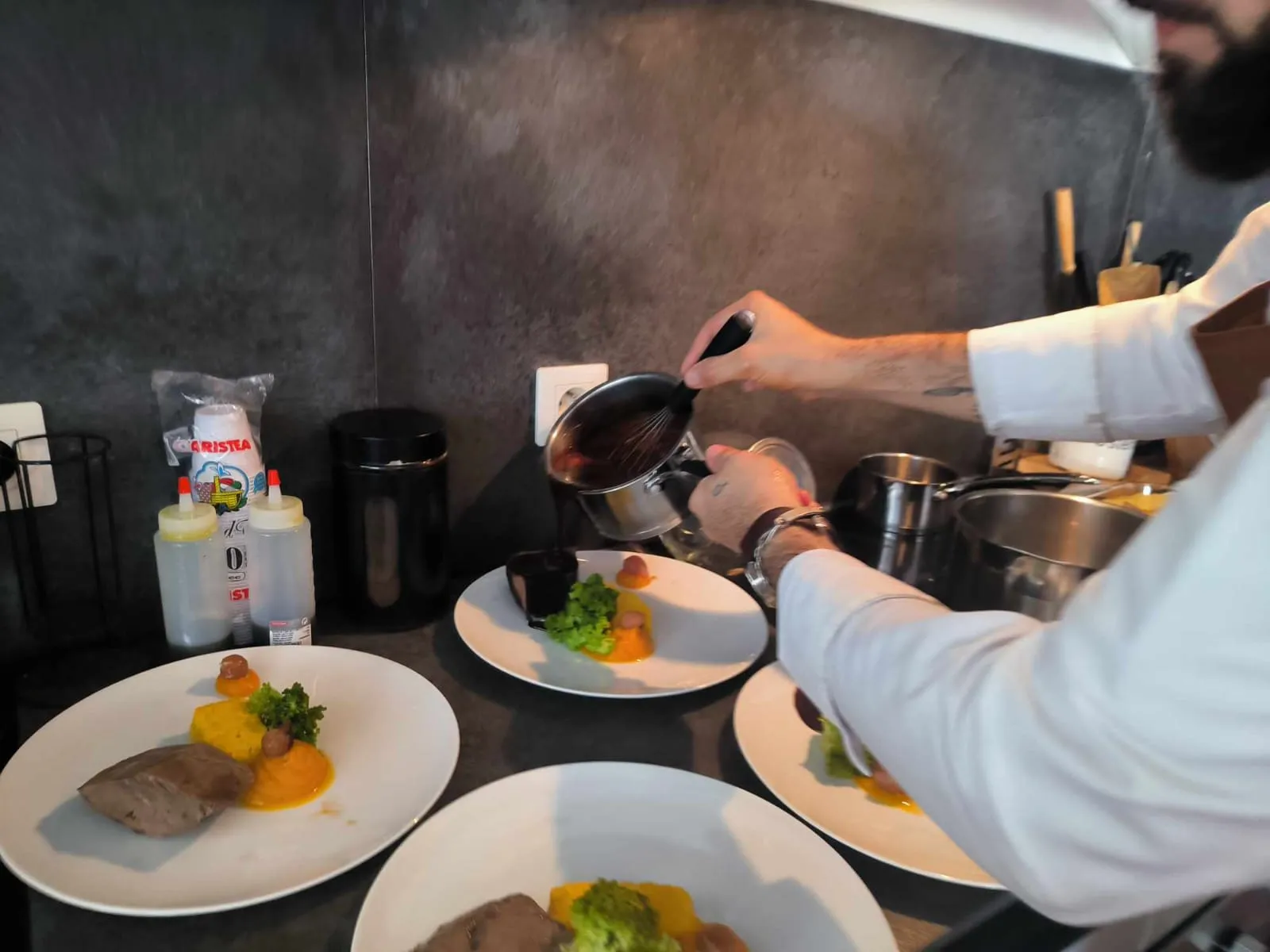Le Chef en cuisine pendant la préparation d'un dîner