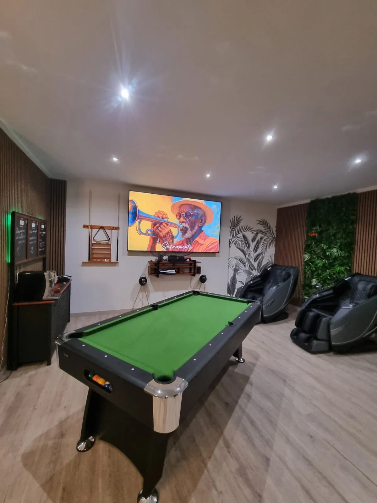 Salle de jeux avec grand écran et billard au Lieu de vie