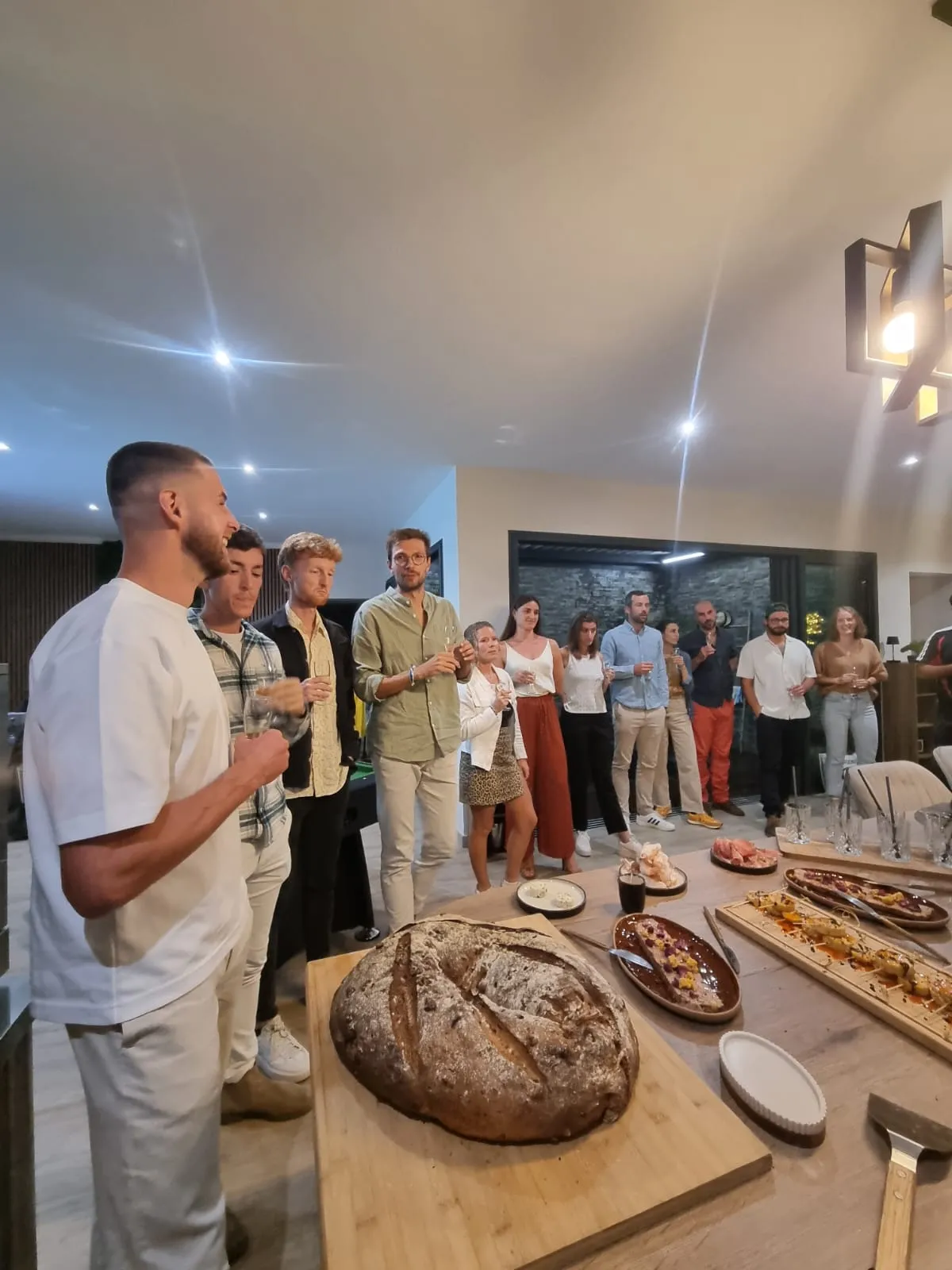 Invités réunis debout autour du buffet