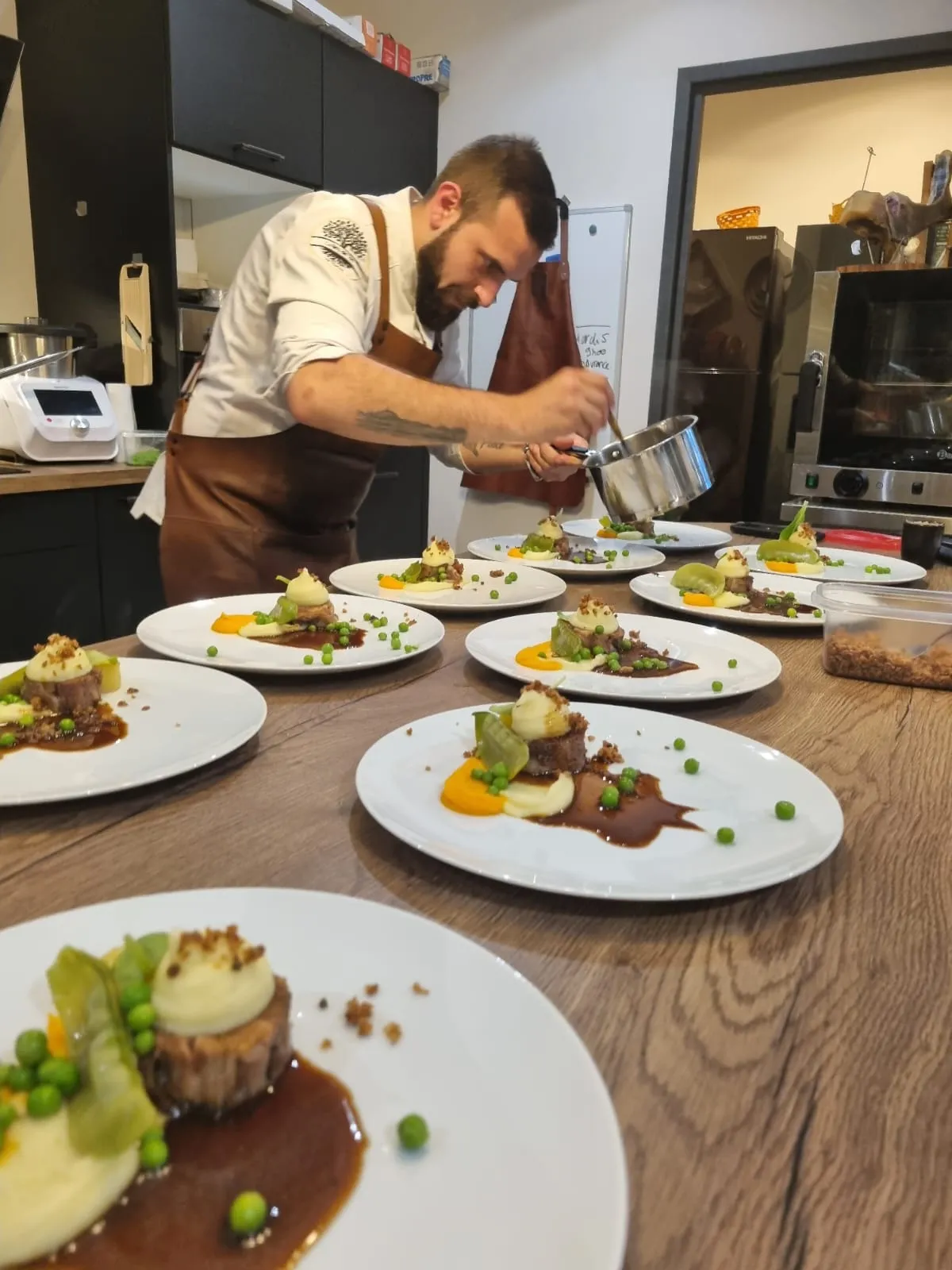 Le Chef dresse les assiettes