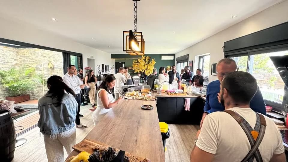 Grande tablée d'invités dans la salle du Lieu de vie