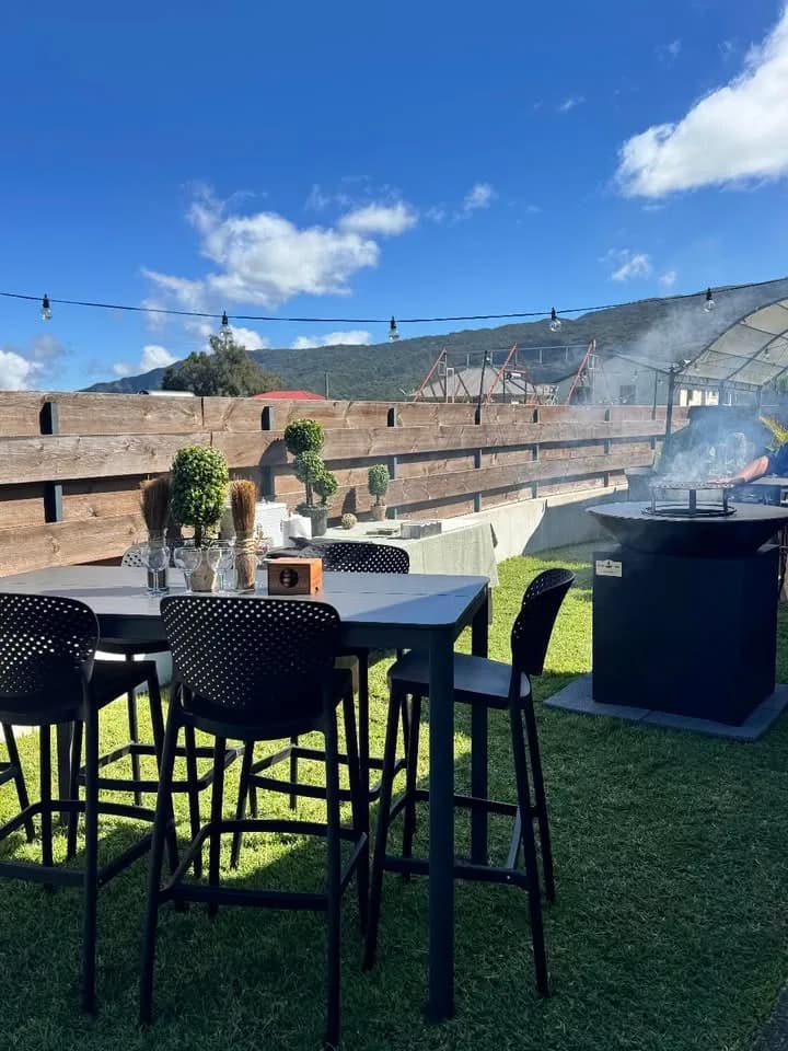 Terrasse extérieure du Lieu de vie sous le ciel des Hauts