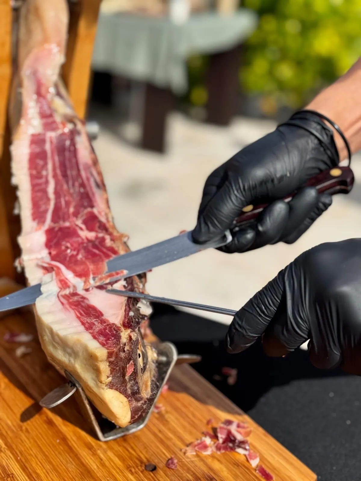 Découpe de jambon ibérique au couteau pendant une réception