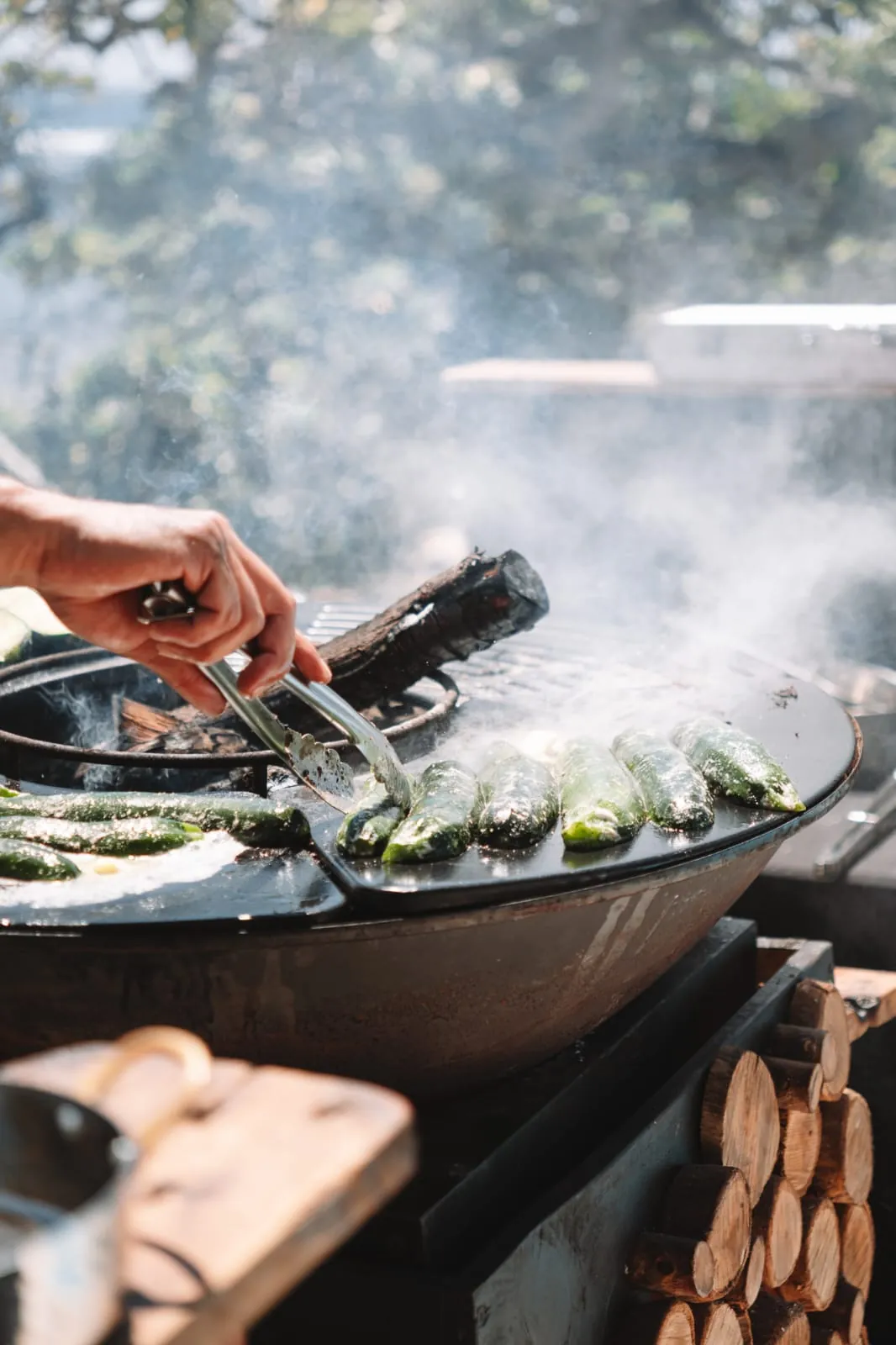 Légumes verts grillés dans la fumée du brasero