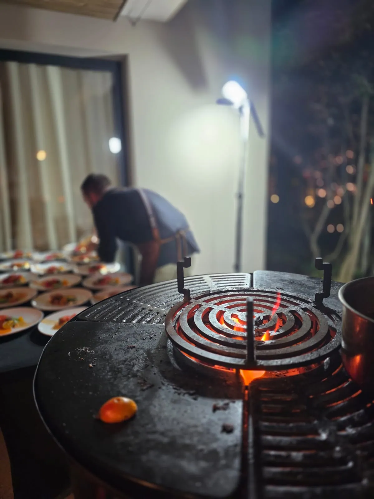 Plancha du brasero et braises incandescentes