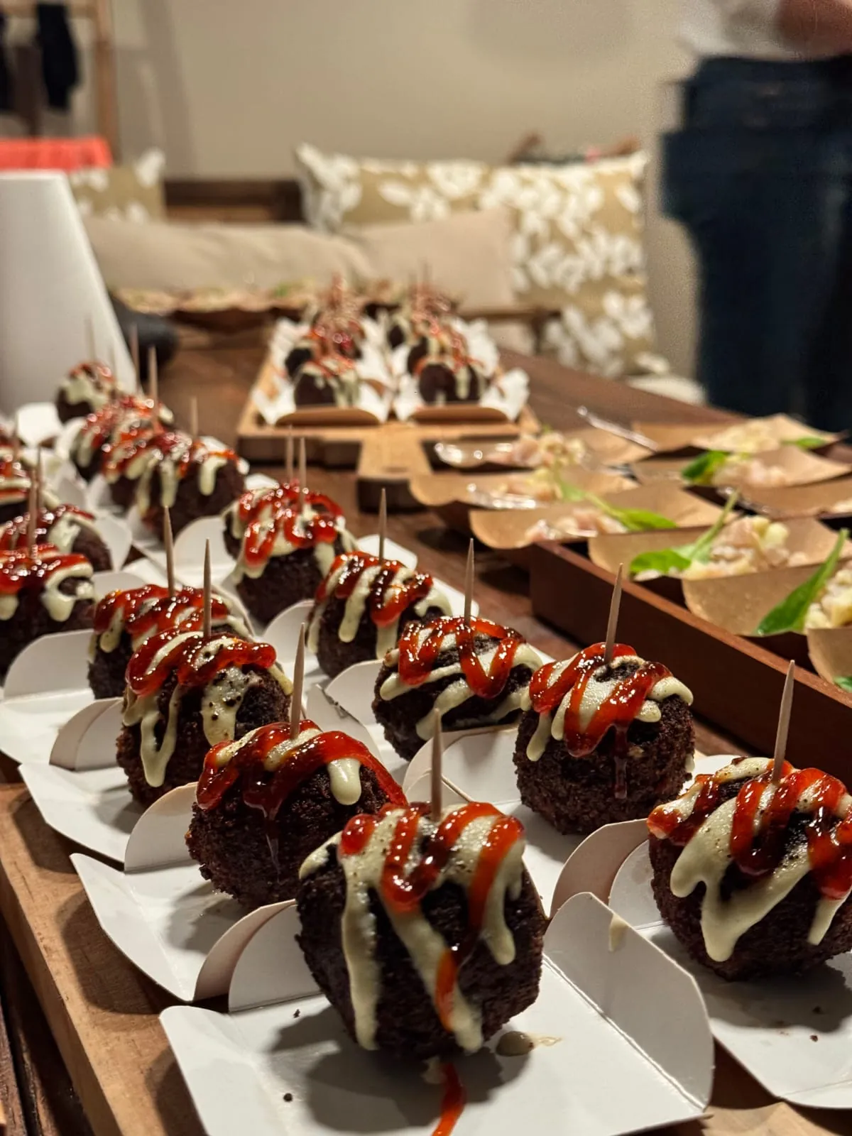 Bouchées de cocktail nappées de sauce en barquettes