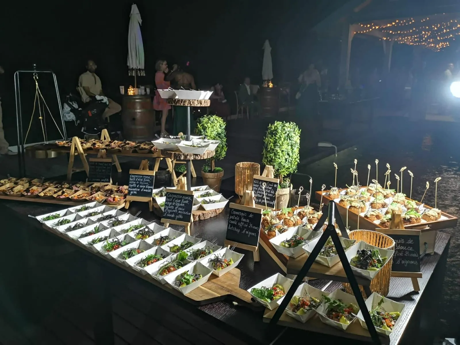 Buffet de cocktail dînatoire pour un repas de fin d'année d'entreprise