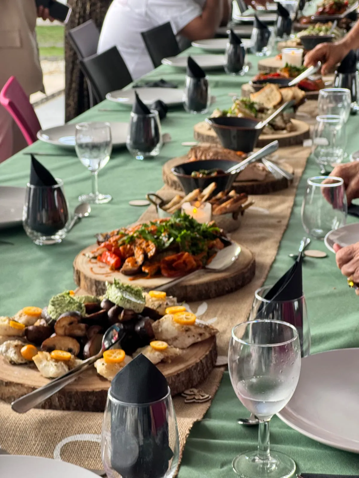 Table de partage garnie de plats du brasero