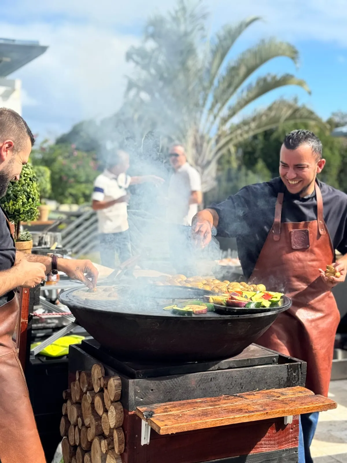 Chefs au brasero pendant une réception en extérieur