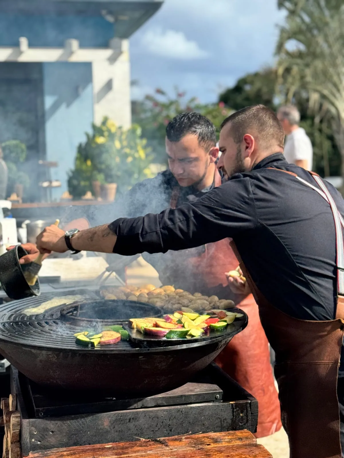 Chefs au brasero pendant un déjeuner de fête