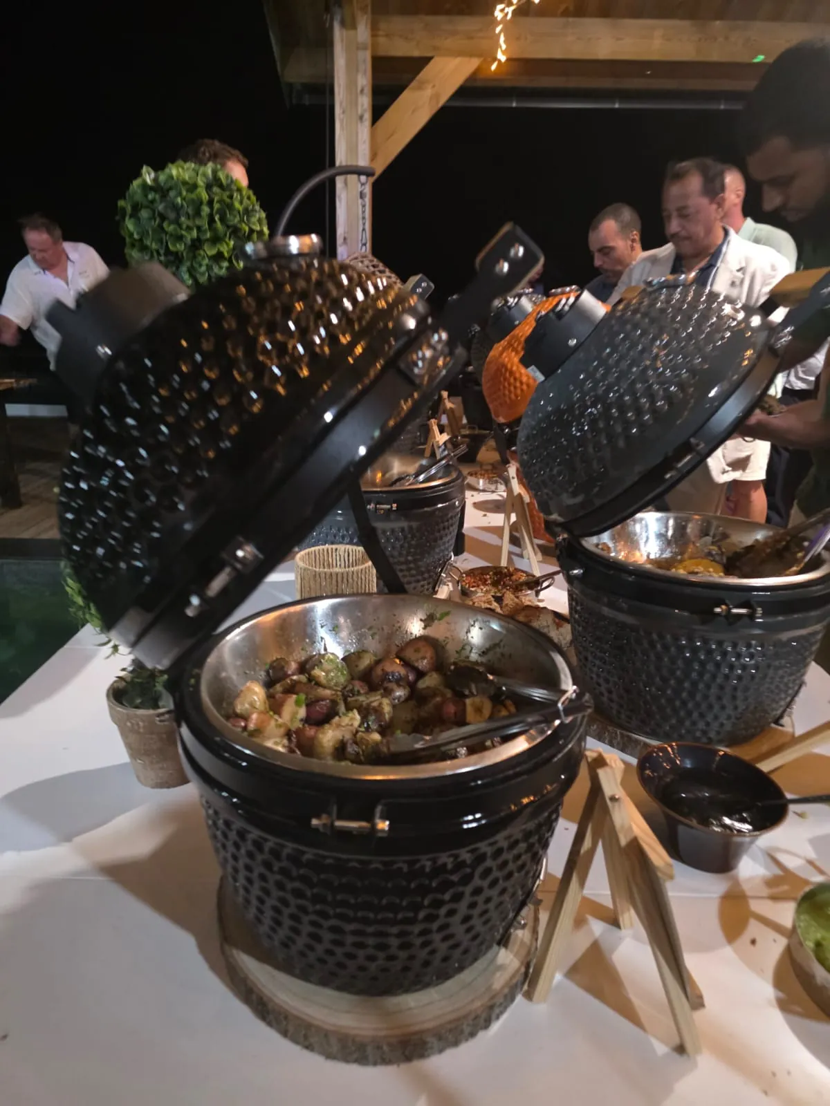 Kamados ouverts pendant le service d'une soirée