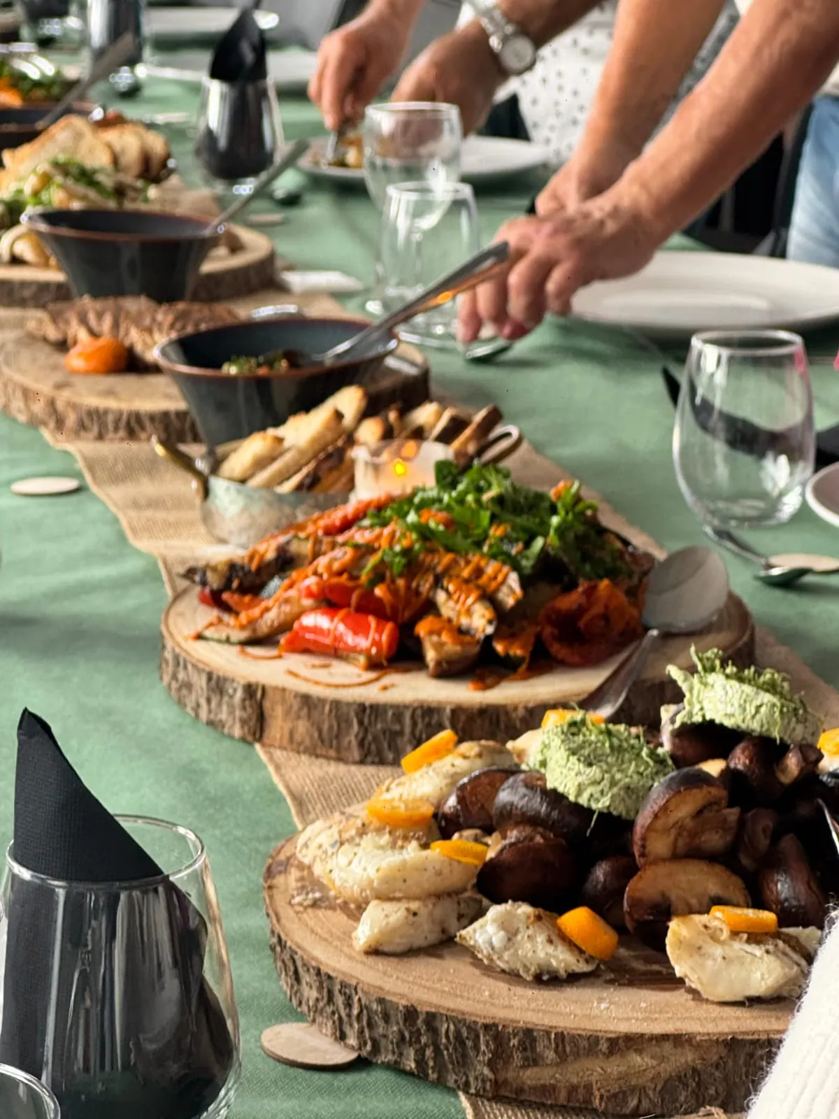 Plats à partager dressés sur des planches en bois pour un déjeuner familial