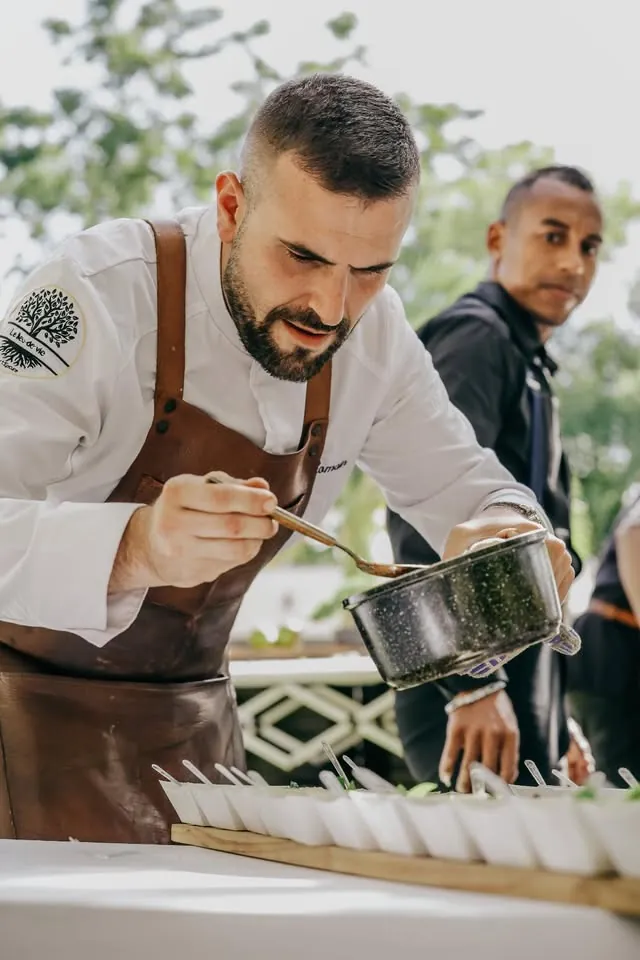 Romain Giot dresse les verrines d'un cocktail