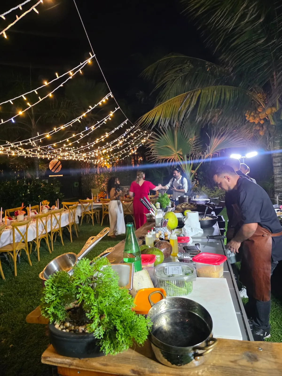 Cuisine éphémère installée dans le jardin pour un mariage de nuit