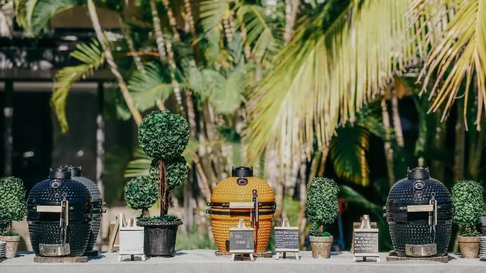 Kamados et tapas dressés pour le vin d'honneur d'un mariage à La Réunion