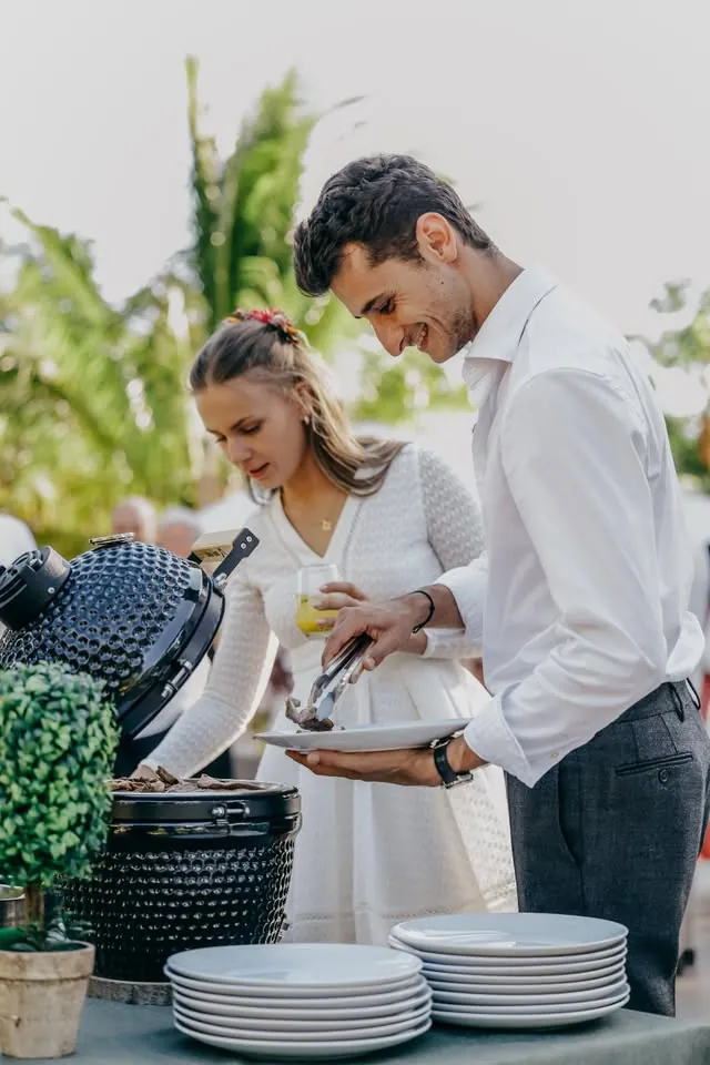 Les mariés se servent au kamado pendant la réception