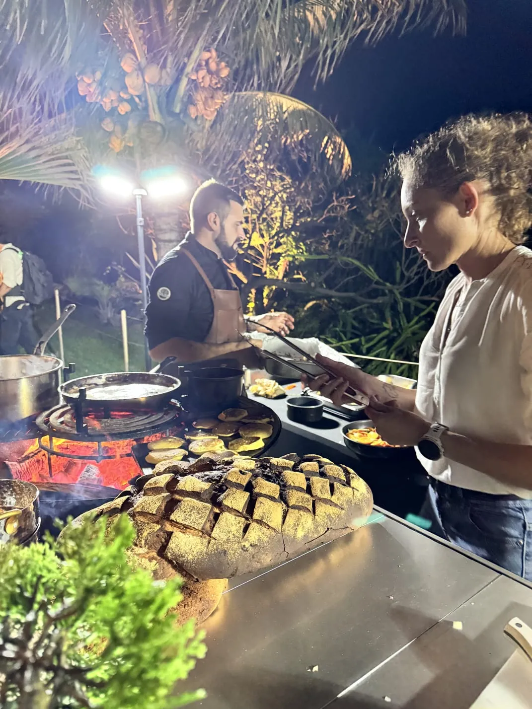Cuisson en direct devant une invitée lors d'une soirée d'anniversaire